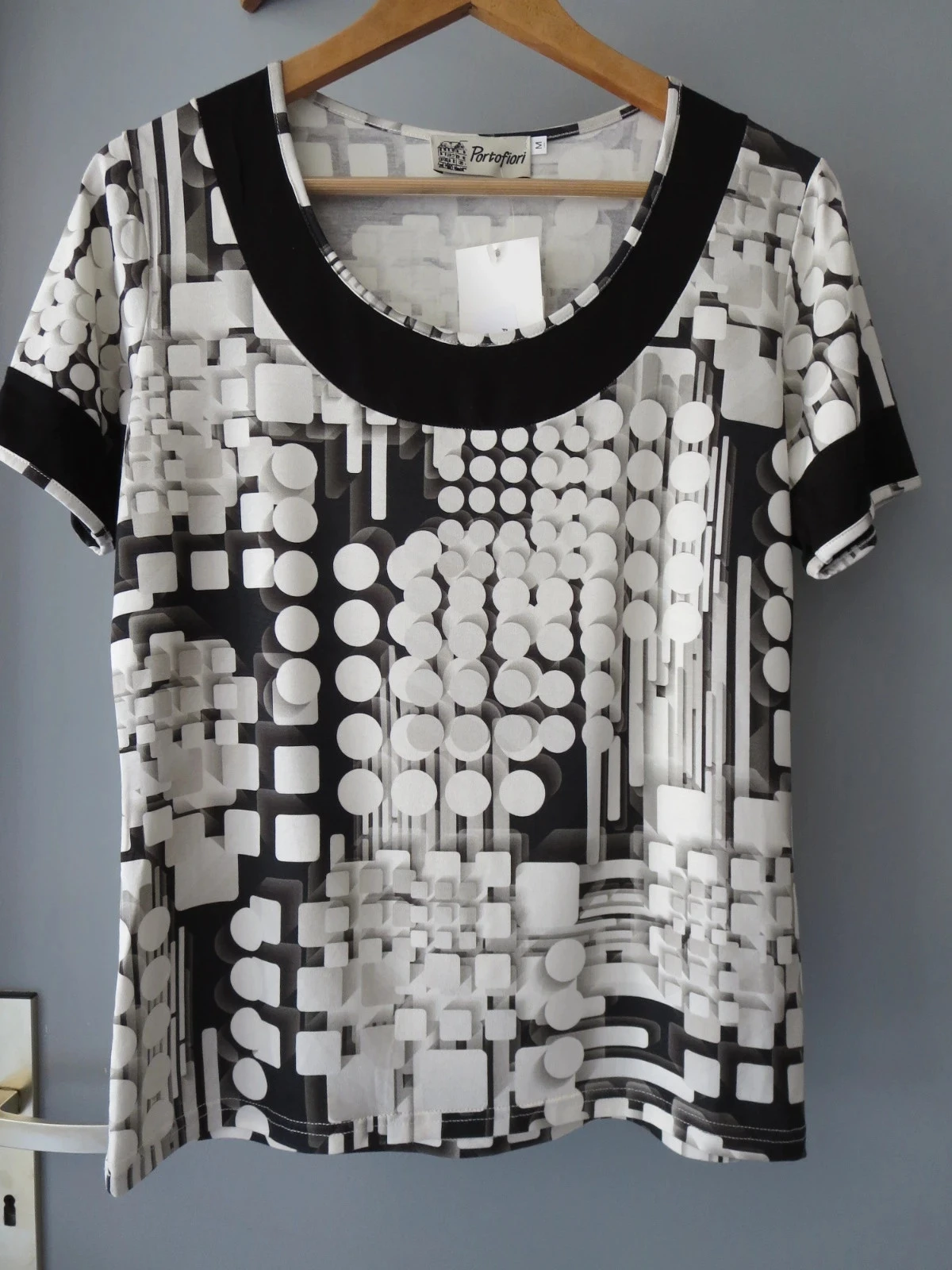 Haut T-shirt Portofiori neuf avec étiquette, Taille 38 - Graphique Noir et Blanc